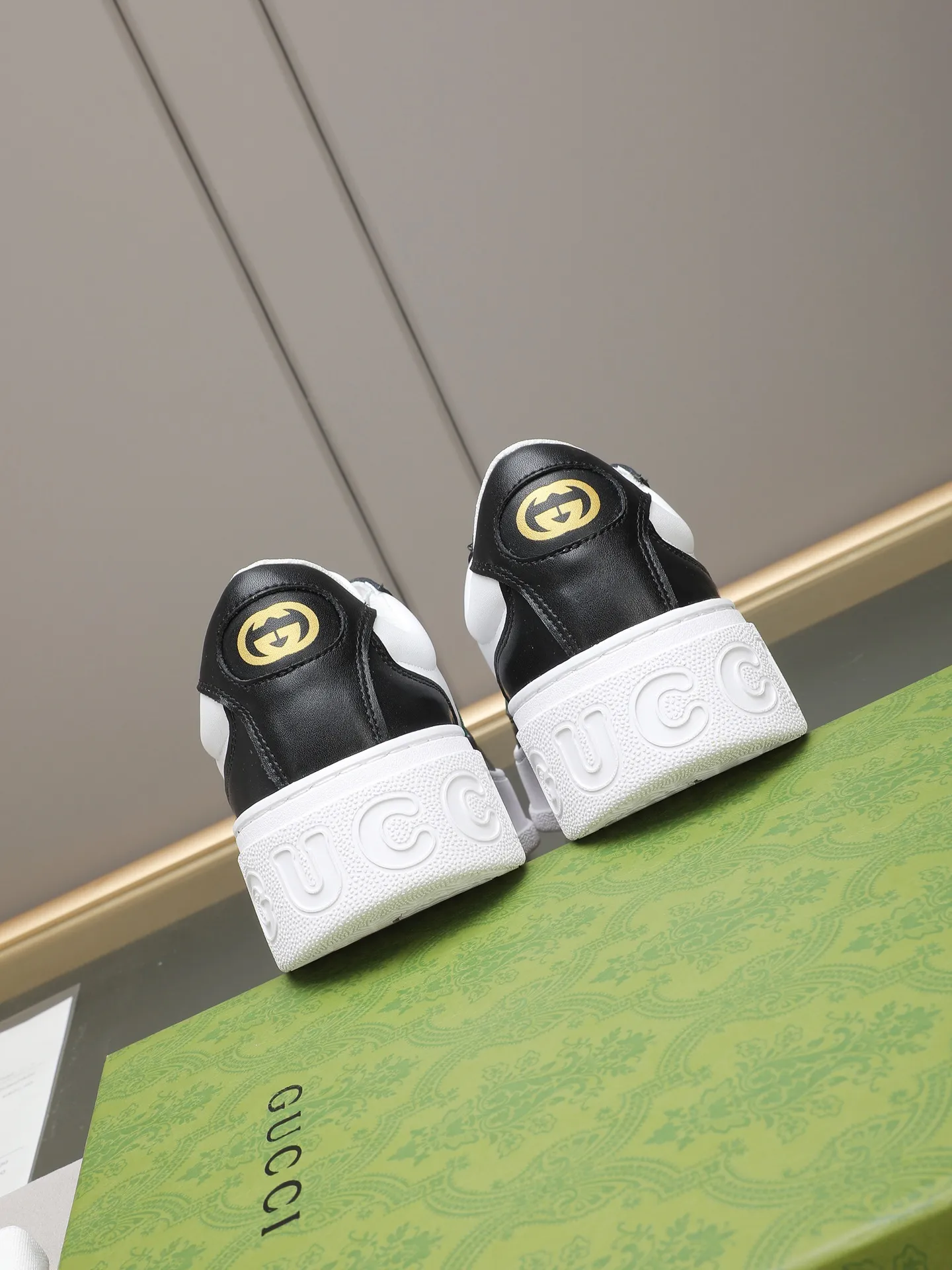 PP420 new men's shoes GUCCI fashion trend, made of first-layer calfskin➕breathable mesh lining! The foot feels super comfortable and the workmanship is impeccable. The original ultra-light outsole, size: 38-44 (45 customized), 5 colors to choose from!